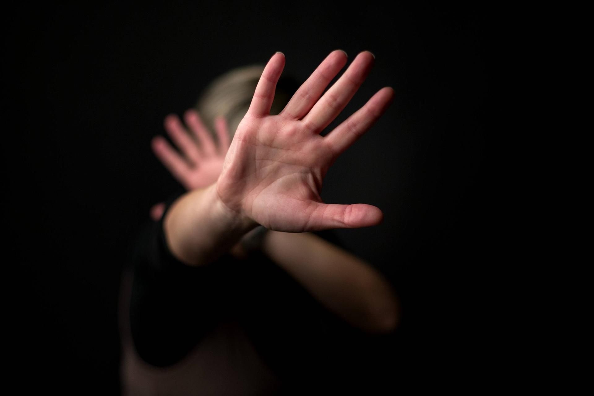 Die Frau wurde vergewaltigt und schwer verletzt. (Symbolbild)