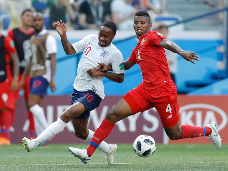 Fidel Escobar (r) kämpft mit dem Engländer Raheem Sterling um den Ball. Der Panamaer wollte mit einem schnellen Anstoß die Gegner überrumpeln. Foto: Victor Caivano/AP
