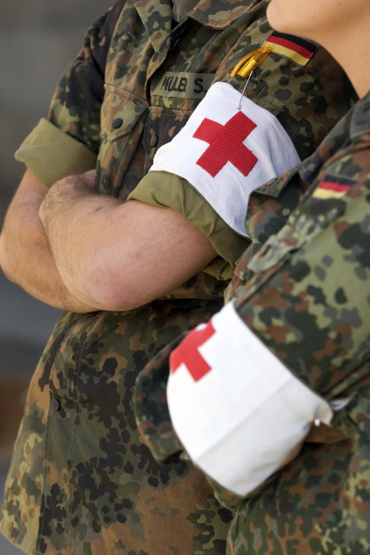 Bundeswehrsoldaten mit Rotkreuz-Armbinden