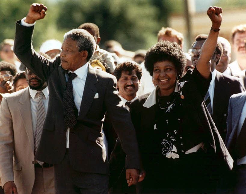 Nelson Mandela mit seiner Frau Winnie nach der Haftentlassung 1990 in Johannesburg, Südafrika