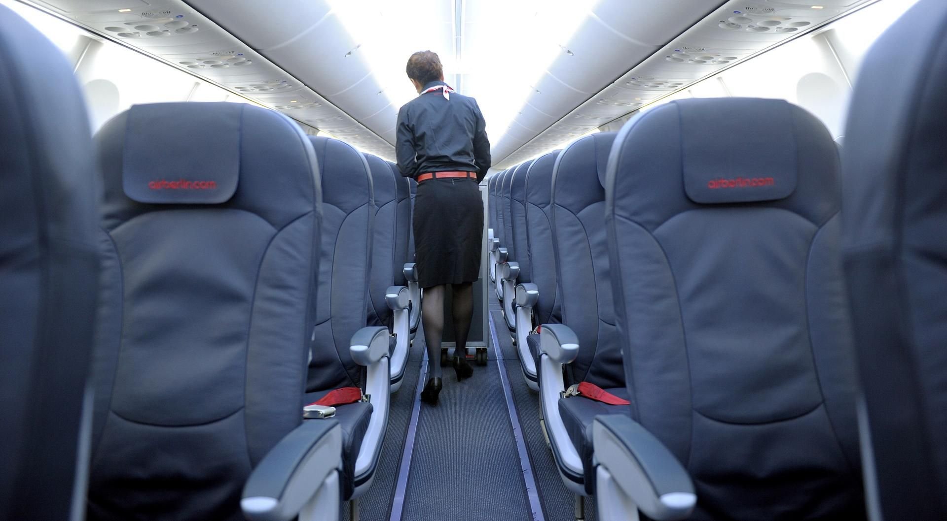 Wegen eines Fehlers musste eine dreiköpfige Familie ihren Flug auf dem Fußboden verbringen.
