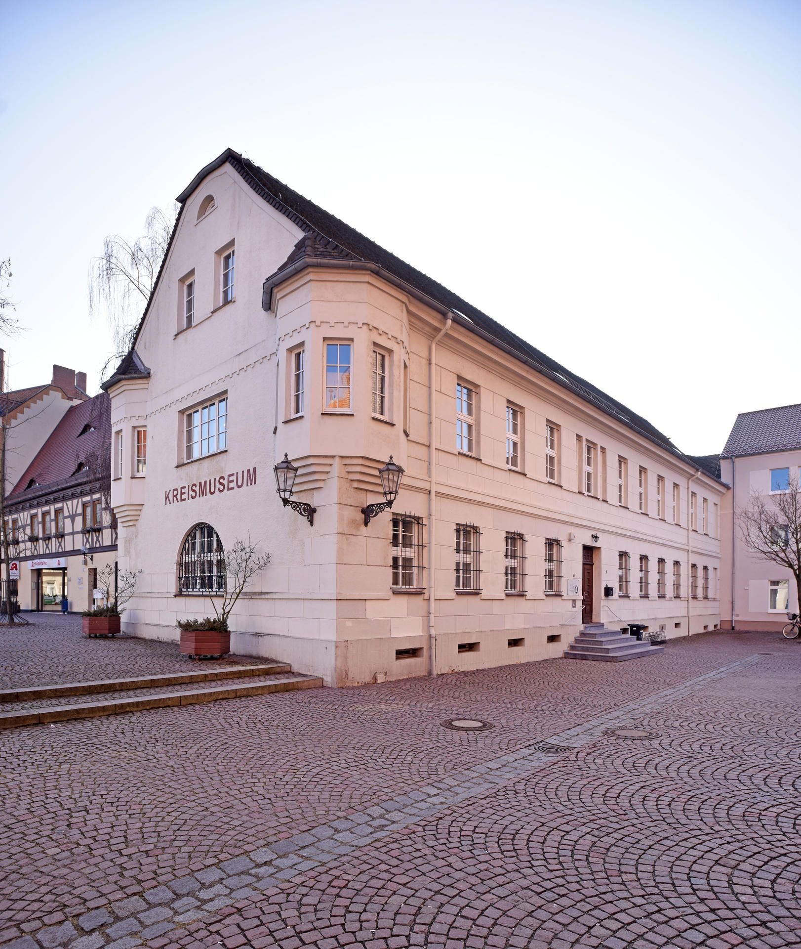 In der Ausstellung werden Luftaufnahmen von Bitterfeld gezeigt.