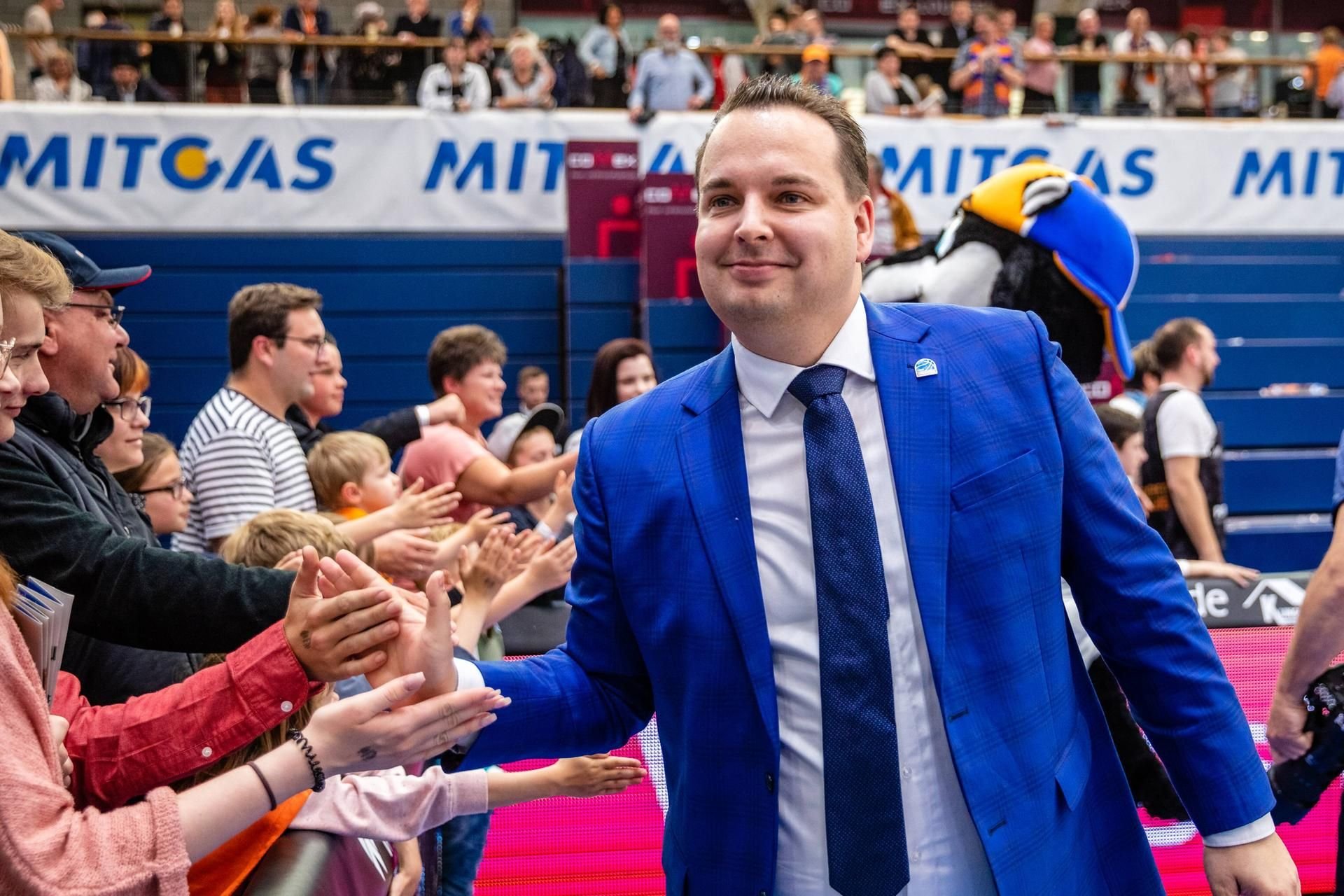 MBC-Manager Martin Geissler freut sich nach dem Spiel des MBC gegen Bremerhaven mit den Fans. Für die neue Saison wurden Etat und Ziele nach oben angepasst.