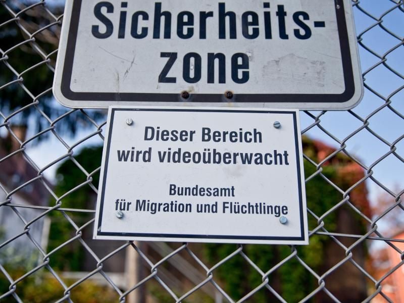 Gesicherter Bereich vor der Zentralen Aufnahmeeinrichtung für Asylbewerber (ZAE) im bayerischen Zirndorf: Die Angriffe auf Asylbewerberheime in Deutschland gehen zurück. Foto: Daniel Karmann