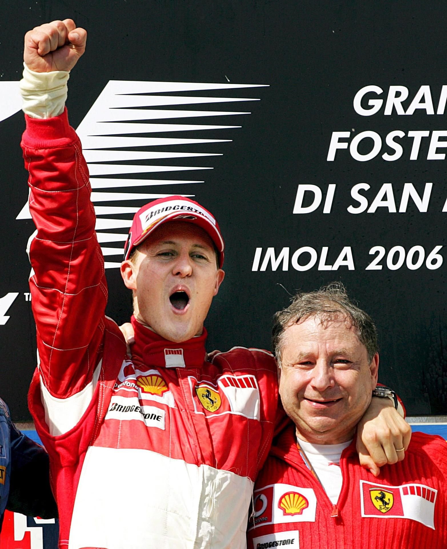 Michael Schumacher (l.) und sein damaliger Teamchef Jean Todt (r.) nach einem Rennen 2006.