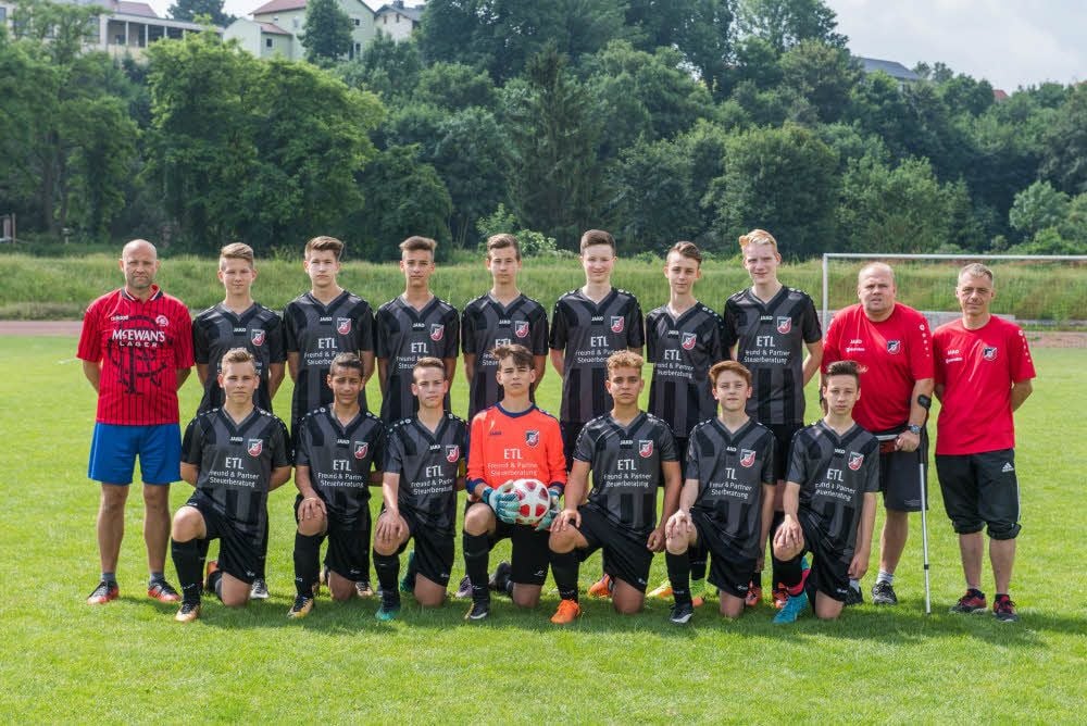 Die C-Junioren des SC Naumburg - hinten, v.l.: Übungsleiter Marcus Schibath, Richard Schibath, Maximilian Mjakinin, Franz Plobner, Andres Goethel, Kai Geißler, Luis Weiland, Cedric Heinicke, Trainer Thomas Ruppe, Mannschaftsbetreuer Andreas Meske; vorn, v.l.: Moritz Mainka, Jose Simon Duarte Lemos, Paul Jacob, Pascal Reh, Luca Mohrmann, Kevin Rosenberger und Michel Kusch.