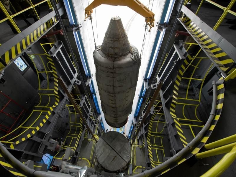 Der europäische Erdbeobachtungs-Satellit Sentinel-3B wird im russischen Plessezk auf die Trägerrakete gehoben. Foto: Stephane Corvaja/ESA