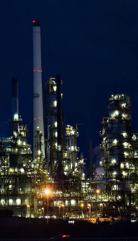 Die beleuchtete Raffinerie in Leuna bei Nacht.