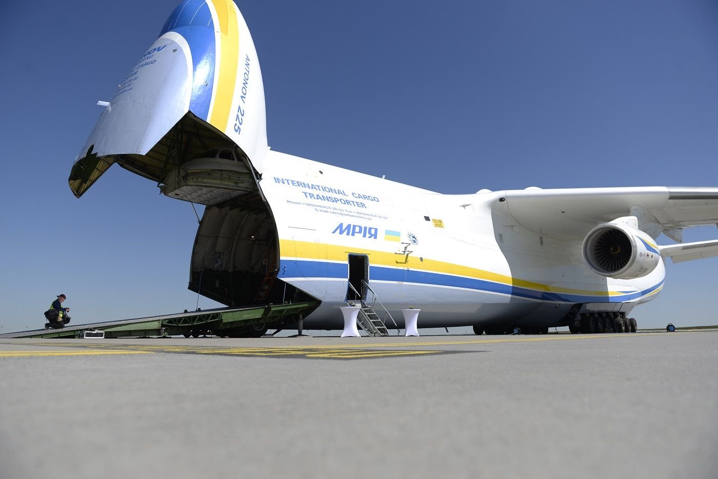 Um den Flieger zu beladen, muss die Nase geöffnet, das Flugzeug heruntergefahren und die Rampe herausgefahren werden.