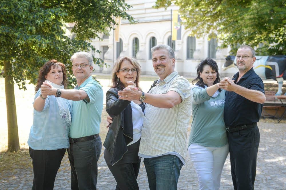Ute Zengerling und Mario Vieten (li.), Annette Schubert und Thomas Dehn (Mitte), Andrea und Maik Rehse (re.) gehören zum Tanzkreis in Köthen.