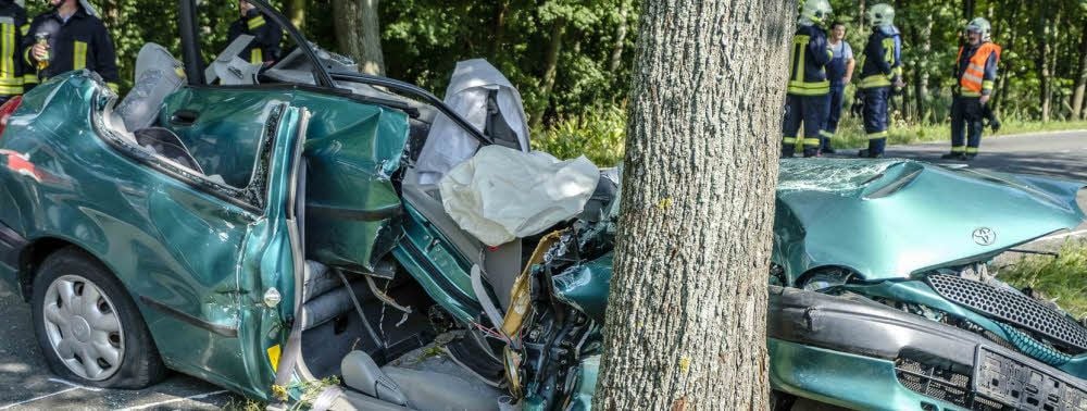 Bei Bad Schmiedeberg ist am Sonntag ein Auto gegen einen Baum geprallt.