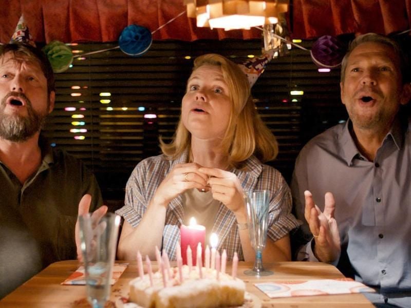 Mike (Peter Trabner, l-r), Ex-Frau Claudia (Annette Frier) und ihr Freund Thomas (Kai Wiesinger) erleben eine turbulente Zeit auf dem Camping-Platz. Foto: Neue Schönhauser Filmproduktion
