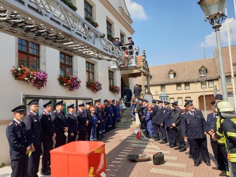 Spalier der Kameraden vor dem Rathaus der Elbestadt.