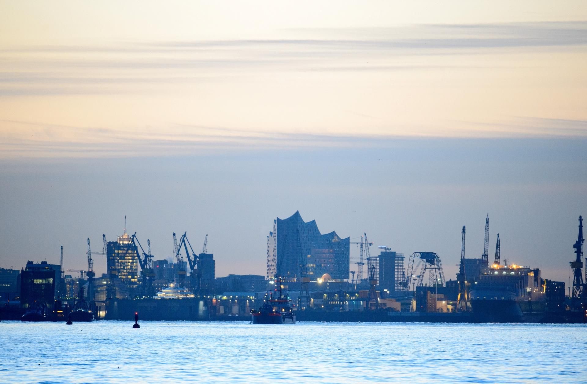 Hamburger Hafen bei Sonnenaufgang