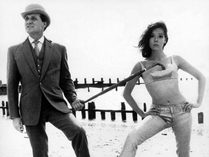 Diana Rigg als Geheimagentin Emma Peel mit ihrem Partner John Steed, gespielt von Patrick Macnee (Archivbild vom 30.11.1964). Foto: -