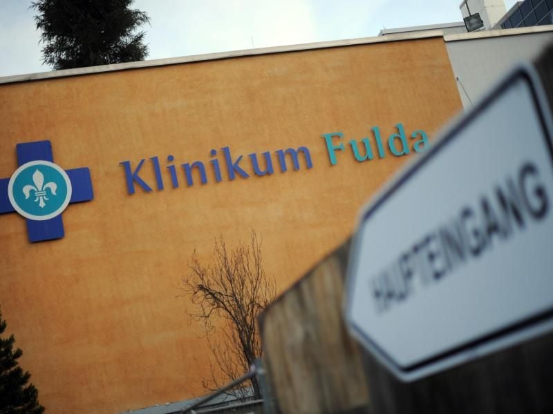 Ein Wegweiser vor dem Haupteingang des Klinikums Fulda. Foto: picture alliance / dpa/Archivbild