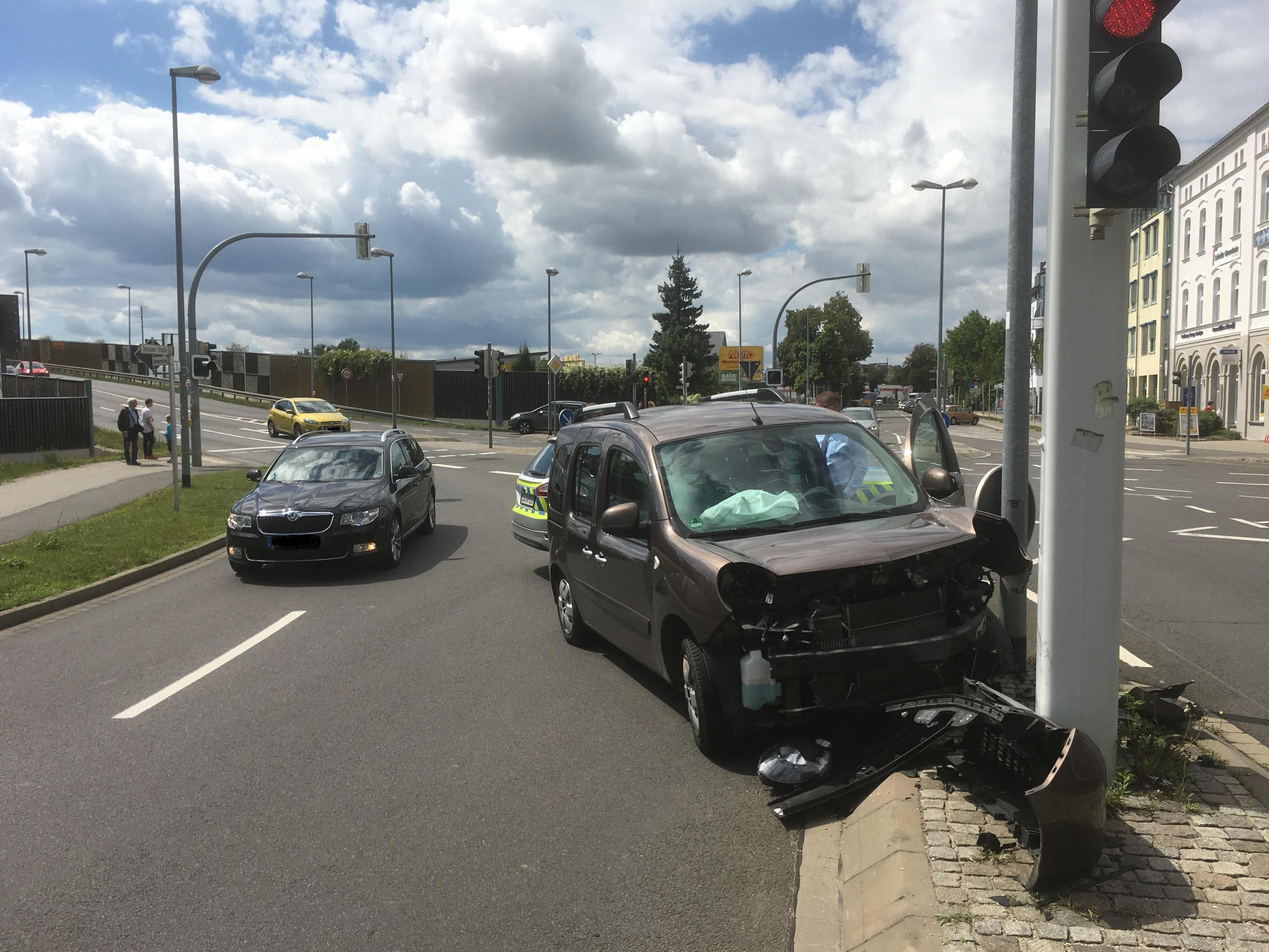 Unfall in Wittenberg: Aus ungeklärter Ursache ist eine Autofahrerin an der Amtsgerichtskreuzung in Wittenberg verunglückt.