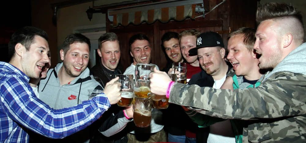 Die Fußballer des 1. FSV Nienburg machen Station im tschechischen Restaurant „Bohemia“ am Saalplatz.