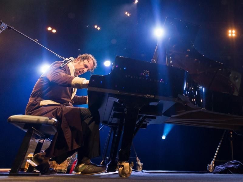 Chilly Gonzales nimmt sein Publikum auf aufregende Reisen mit. Foto: Cyril Zingaro/Keystone