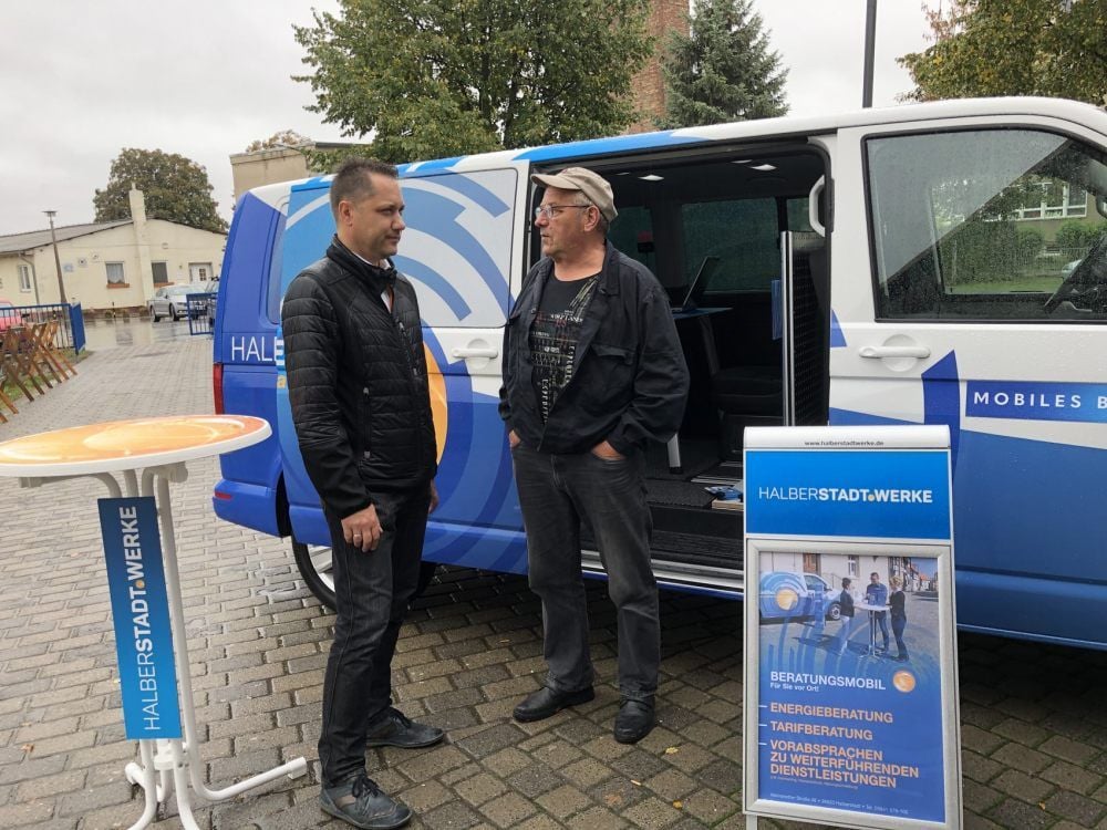 Vorstellung des neuen Beratungsmobils der Halberstadtwerke in Harsleben: Projektleiter Nico Ihsecke (l.) im Gespräch mit einem Interessenten.