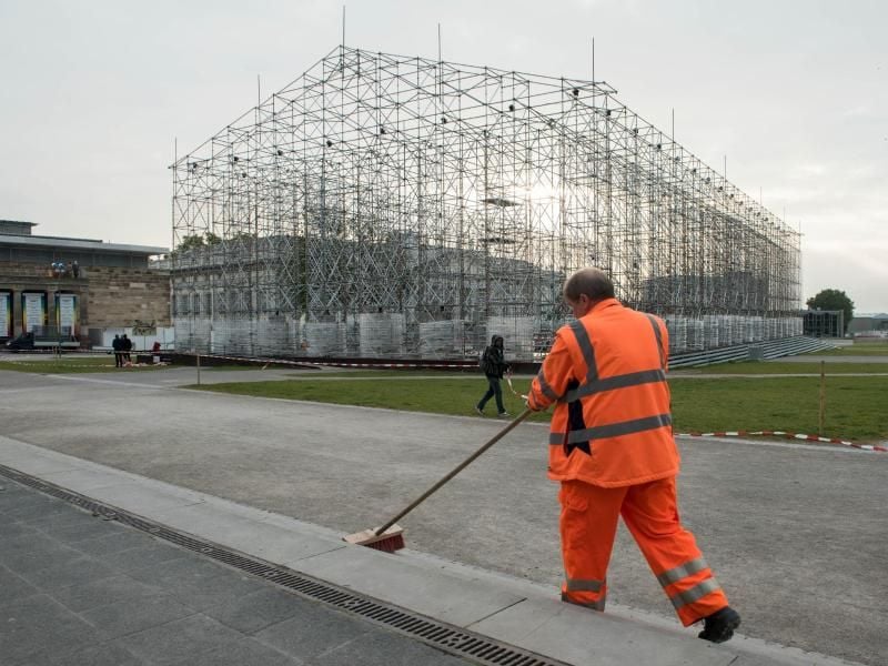 Aufräumen nach der Kunstschau in Kassel. Im Hintergrund: der leere „Parthenon der Bücher”. Foto: Uwe Zucchi