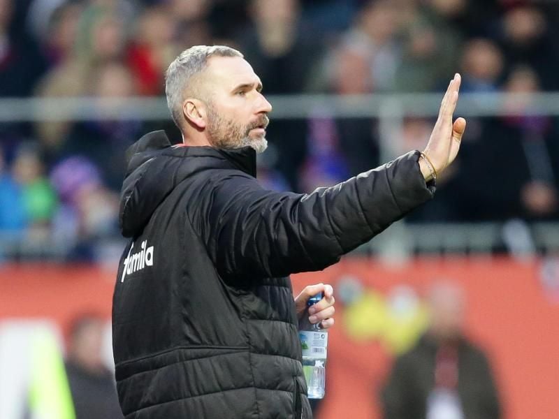 Kiels Trainer Tim Walter gestikuliert am Spielfeldrand. Foto: Frank Molter