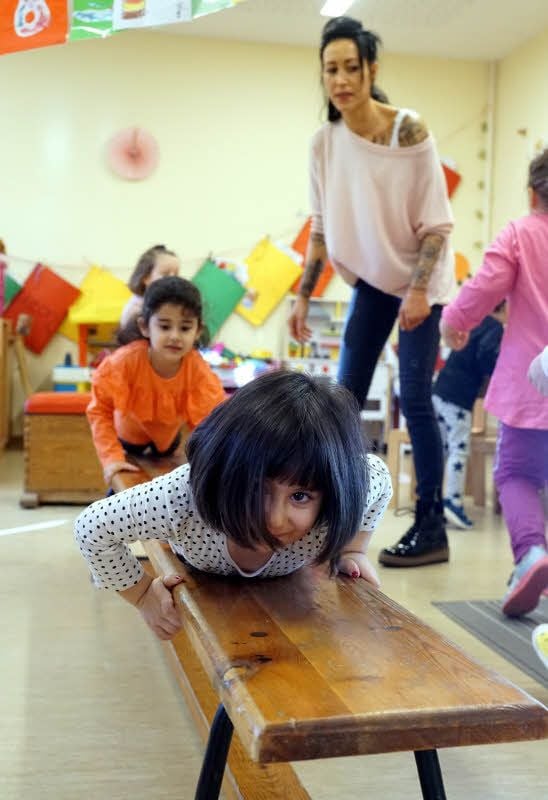Der kleine Bewegungsparcours machte den Kindern um Gruppenleiterin Saskia Torz (hinten) Spaß.