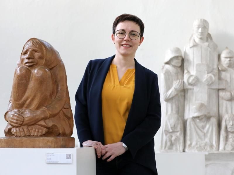 Geschäftsführerin Magdalena in der Ernst-Barlach-Stiftung im Atelierhaus zwischen den Plastiken "Frierende Alte" (l-r, 1937) und "Magdeburger Ehrenmal" (1928/29). Foto: Bernd Wüstneck/dpa-Zentralbild/dpa