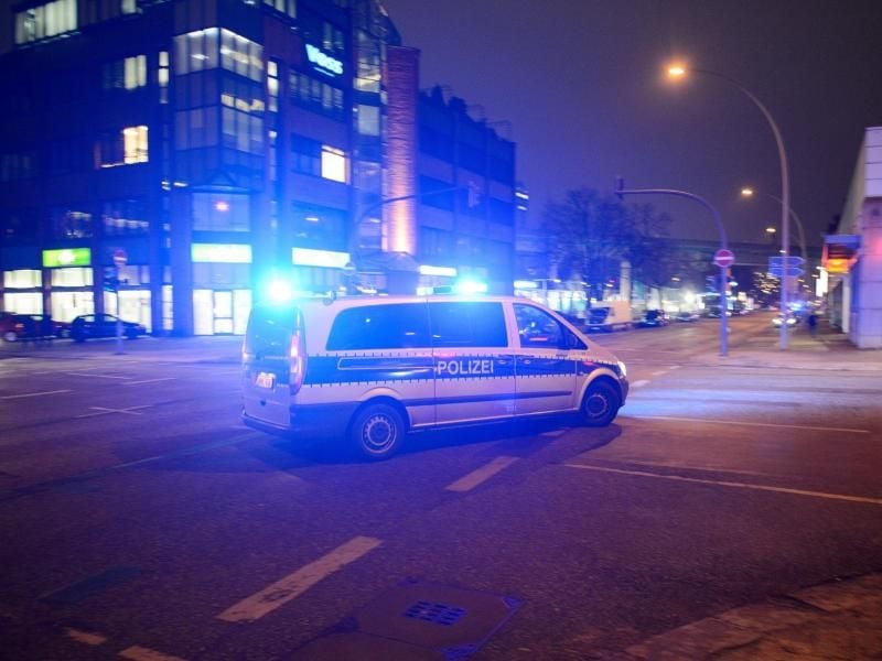Ein Polizeibus fährt mit Blaulicht. Foto: Daniel Reinhardt/Archiv