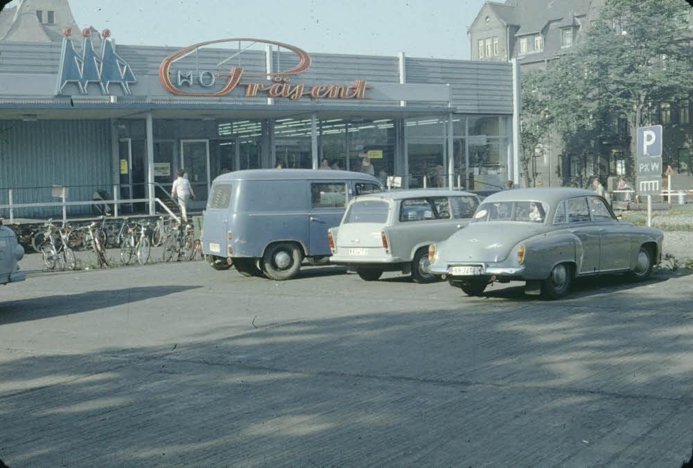 Vom Volksmund „der blaue Ochse“ genannt: die HO-Kaufhalle „Präsent“ in der ehemaligen Karl-Marx-Straße in Bitterfeld.