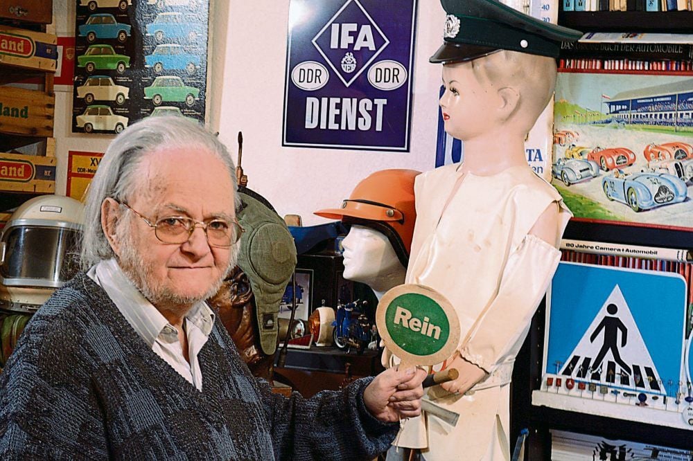 Jürgen Schäufele steht inmitten seiner Sammlung von Gegenständen aus der DDR, die er seit 30 Jahren sammelt.