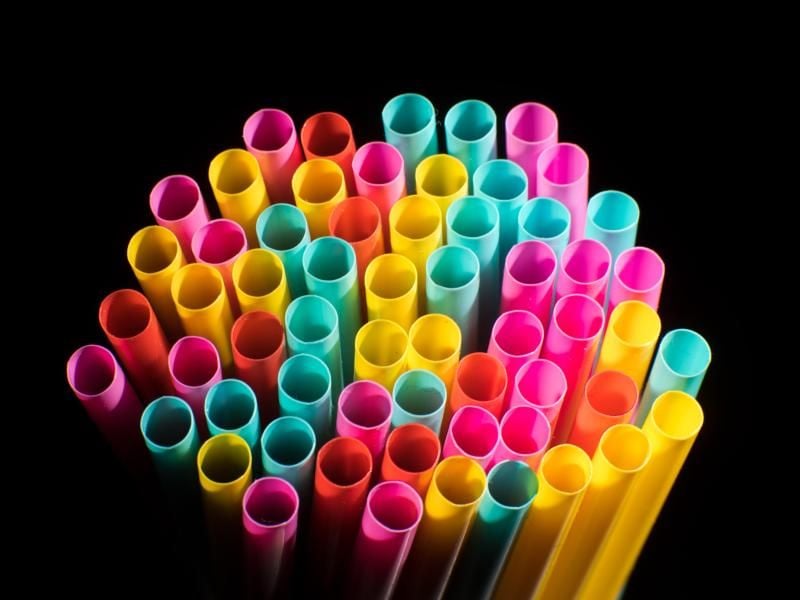 Einwegprodukte aus Kunststoff wie Plastikbesteck, -teller oder Strohhalme sind ab Sommer 2021 in der EU verboten. Foto: Julian Stratenschulte/dpa