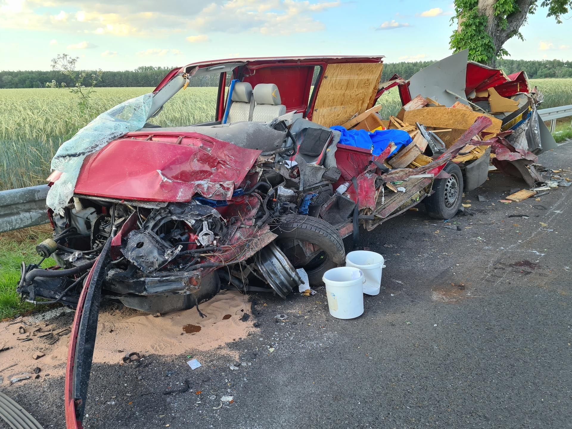 Ein beschädigter Transporter steht auf der B246 in der Ortslage Telz nahe Mittenwalde.