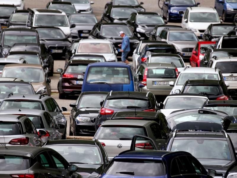 Bei der Kfz-Haftpflichtversicherung ändern sich für rund elf Millionen Autohalter in Deutschland die Typklassen. Foto: Karl-Josef Hildenbrand/dpa/dpa-tmn