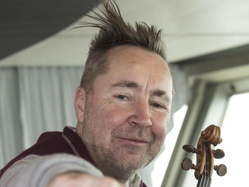 Der britische Geiger Nigel Kennedy tritt beim Deutschen Radiopreis in der Elbphilharmonie auf. Foto: Florian Schuh