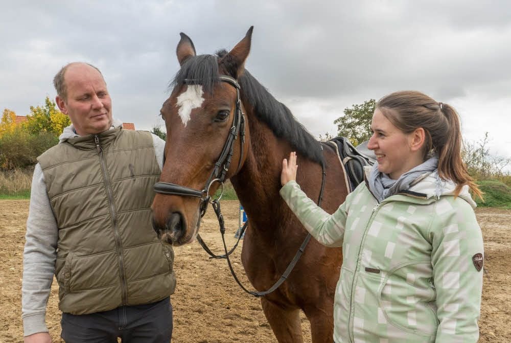 Maik Kebernik (links) und Vivien Metze bangen um die Zukunft des Reiterhofs in Westdorf.