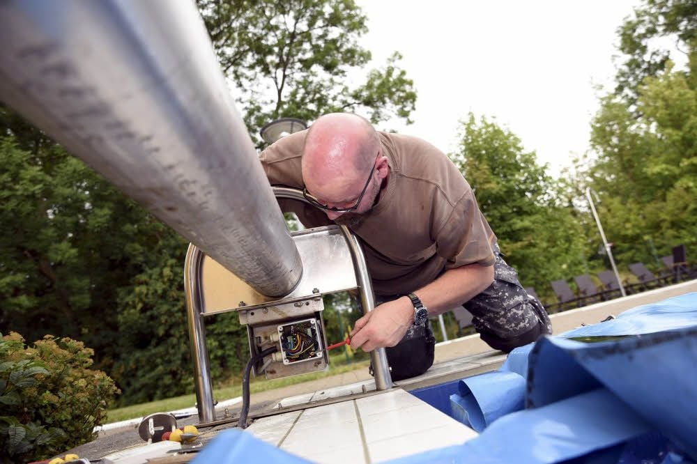 In der Köthener Badewelt wird derzeit noch renoviert. Elektriker Dirk Gerullis klemmt den Anschluss für die elektrische Poolabdeckung an.