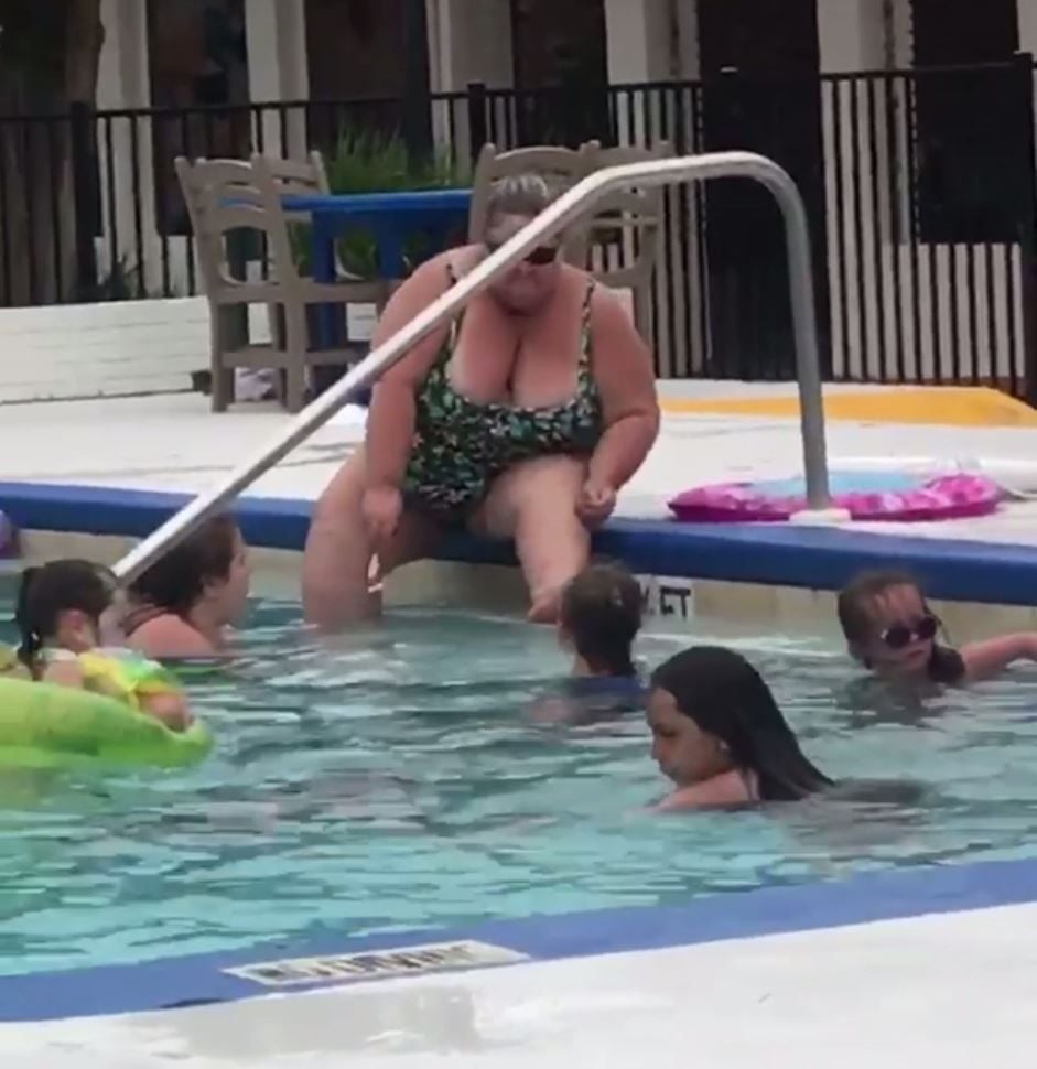 Eine Frau griff an einem öffentlichen Pool zum Rasierer.