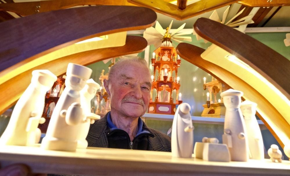 Werner Goßler in seinem weihnachtlichen Reich