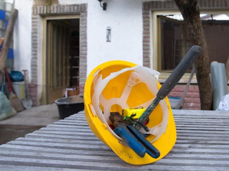Gibt es keine Aufträge, haben Bauarbeiter nichts zu tun: In einem solchen Fall kann der Arbeitgeber Kurzarbeit anordnen. Foto: Florian Schuh/dpa-tmn