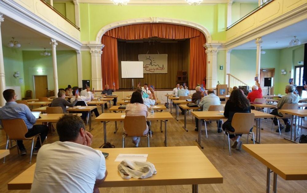 Tagen in Corona-Zeiten: Mit ausreichend Abstand kamen jetzt die Coswiger Stadträte zu einer Sitzung im Lindenhof zusammen.