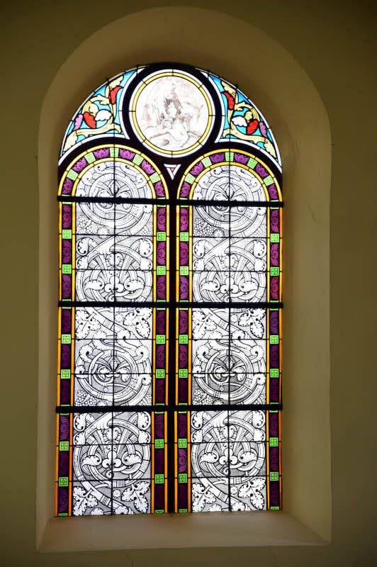 Einige der Kirchenfenster wurden bereits restauriert. Nord- und Ostseite sind gemacht, die Südseite steht indes noch aus.