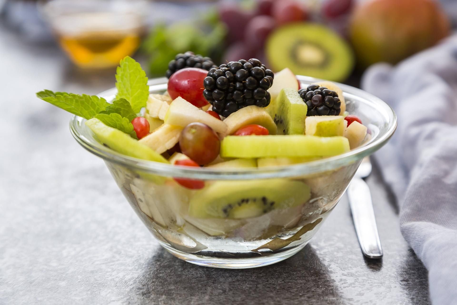 Eine Schale mit Obstsalat.