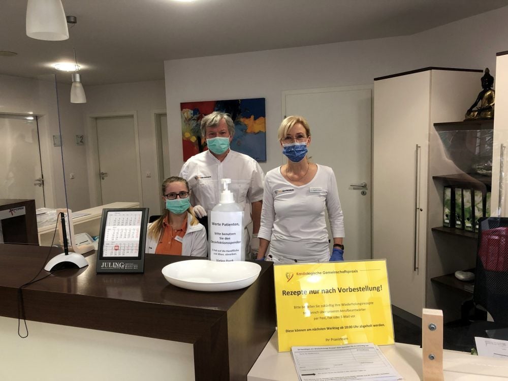 Schutz für Patienten und das Team: Azubi Tabea Rodewald sowie die Mediziner Gerhard Hoh und Angelika Tamm (von links).