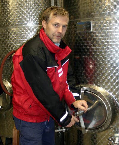 Ingo Hanke verschließt die Öffnung des Behälters. Der Saft bekommt über Nacht eine erste Ruhephase, damit sich das Trübe absetzen kann.