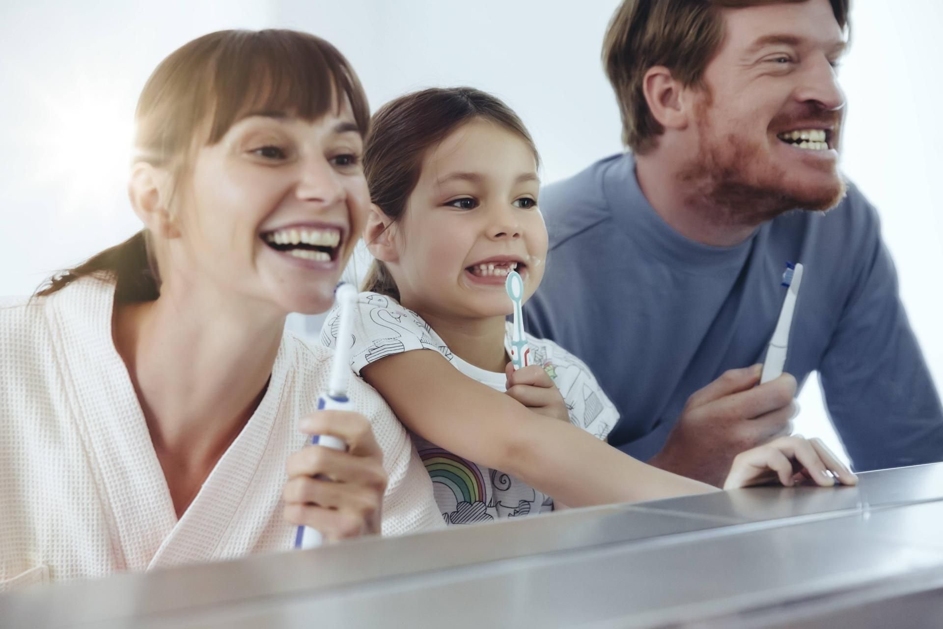 Juhuuu, alle mal zusammen Zähneputzen. Die ganze Familie freut sich so sehr darüber. Zumindest in der Fantasie...