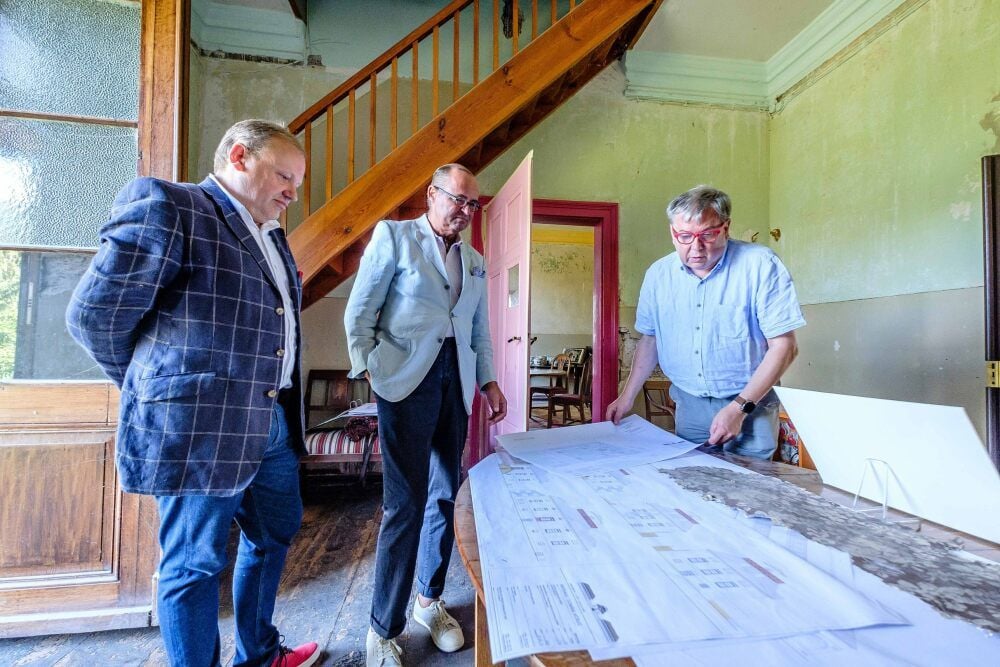 Beratung auf der Baustelle: Falk Morten von Oeynhausen, Sven Kielgas und Architekt Steffen Bräunig (v. l. n. r.) im Amtshaus der Fürstlichen Domäne in Wörlitz. Die schrittweise Restaurierung des Kulturdenkmals geht voran.