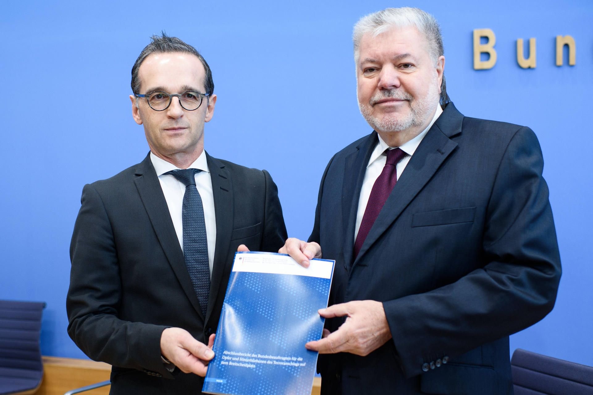 Bundesjustizminister Heiko Maas (SPD, l.) und der Opferbeauftragte der Bundesregierung, Kurt Beck (SPD), mit dem Abschlussbericht des Terroranschlags auf dem Berliner Breitscheidplatz.