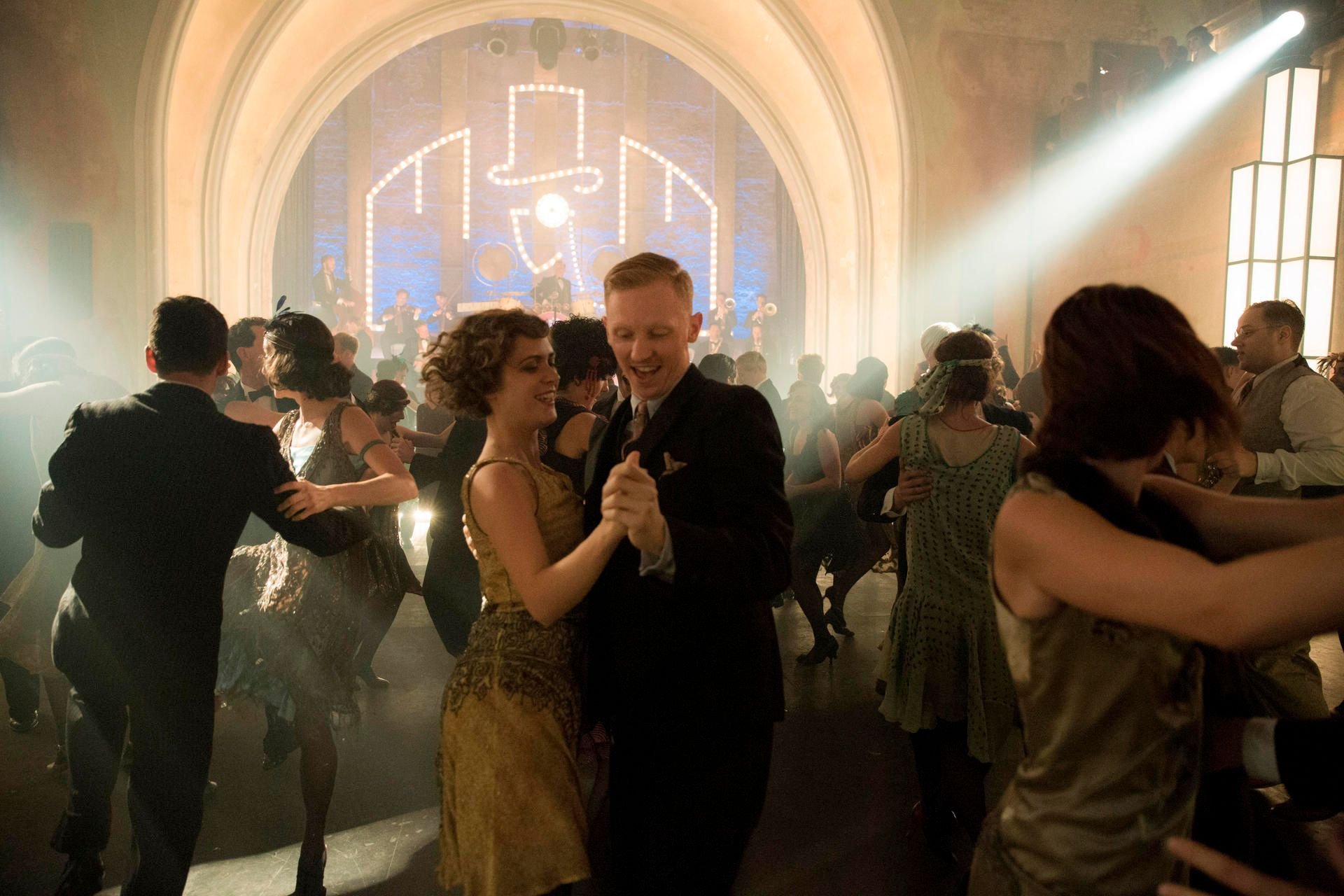 Tanzen wie in die Charaktere der in den 20er Jahren spielenden Serie „Babylon Berlin“ - dazu lädt das Steintor Halle ein.