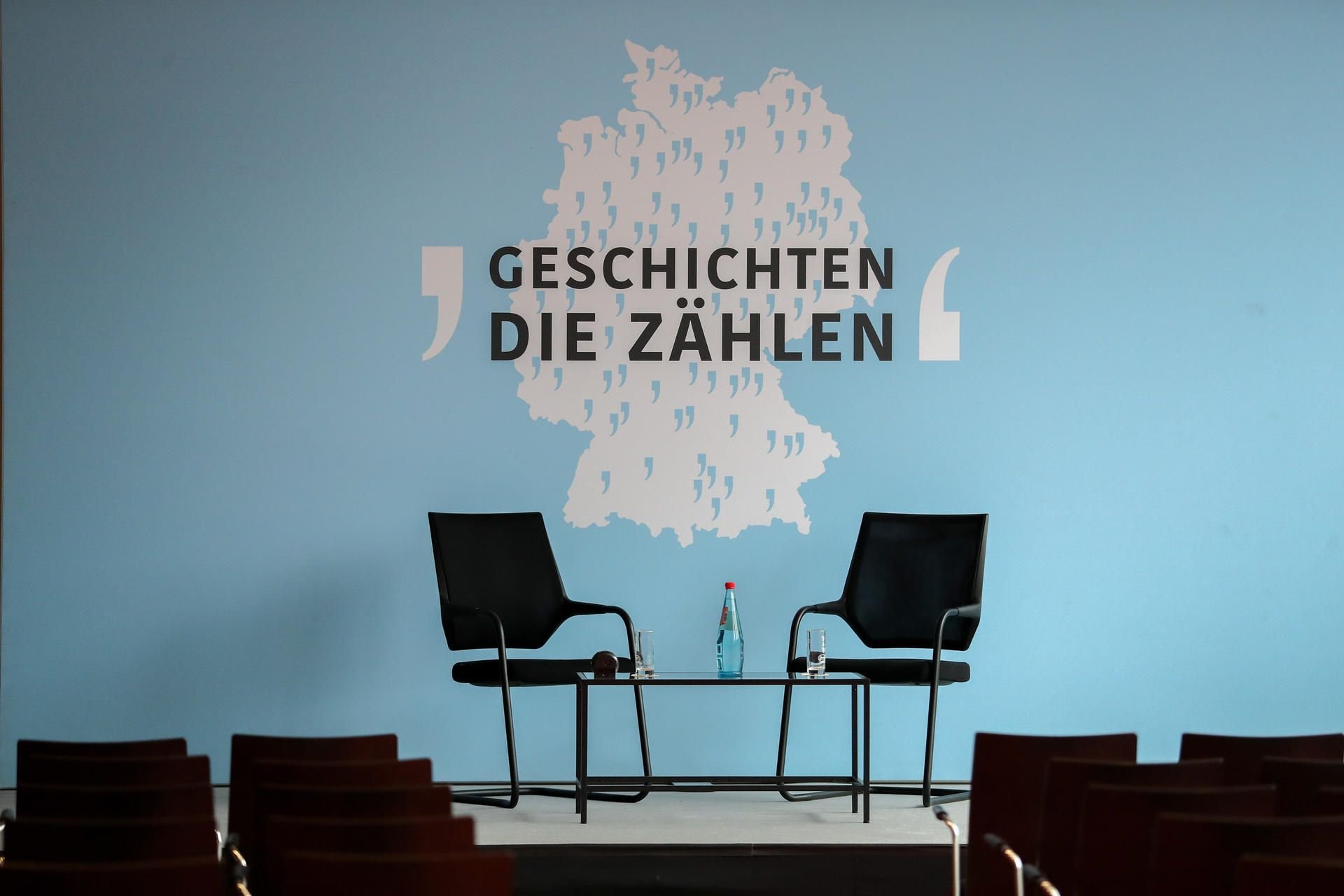 "Geschichten die zählen" steht hinter dem Podium einer Fachtagung zur Aufarbeitung sexuellen Kindesmissbrauchs.